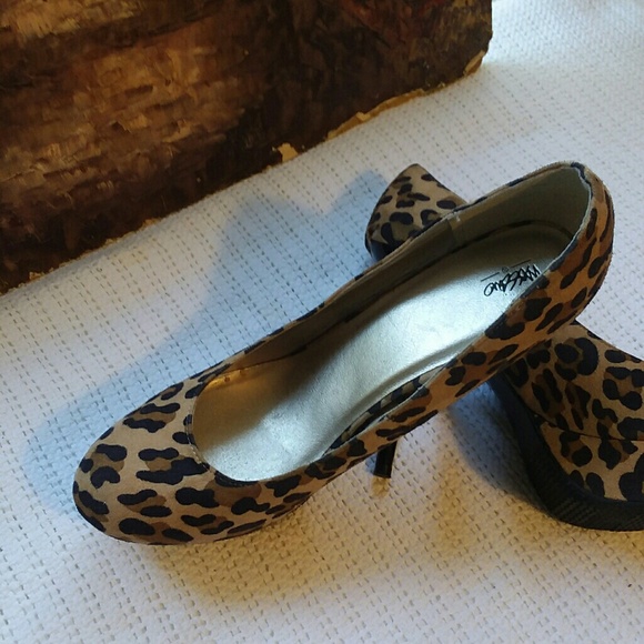 Women's Leopard Print Pumps - Picture 4 of 8